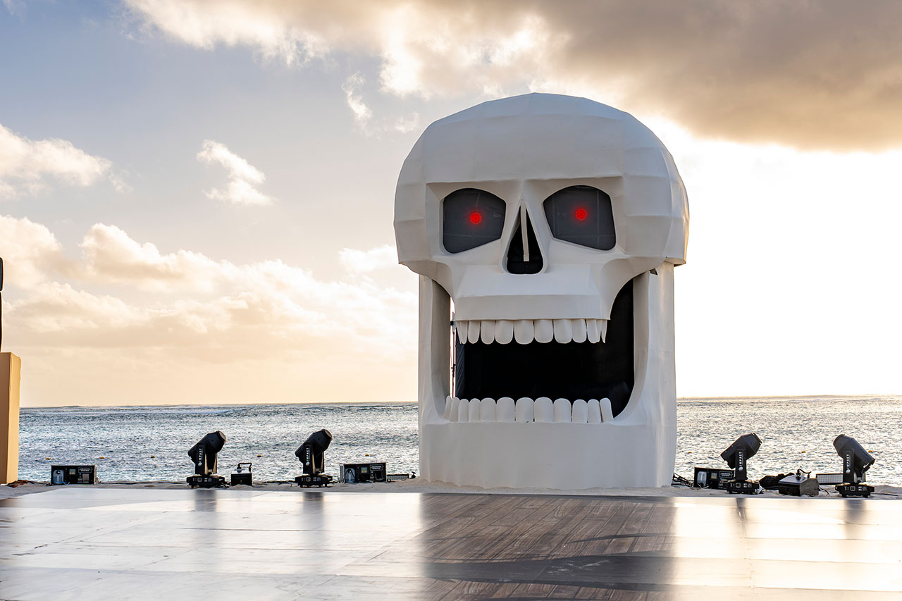 ipg-outdoor-beach-event-skull-stage-design-daylight-mauritius.jpg