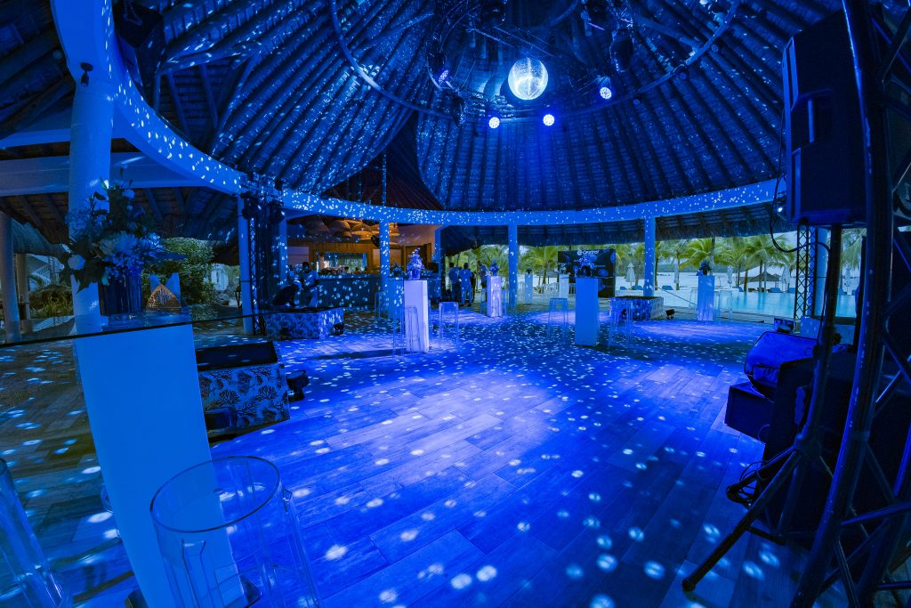 Sea-themed welcome dinner Mauritius with elegant coastal décor and serpentine tables

Sea-themed welcome dinner Mauritius designed by Impact Production Group at Shandrani Beachcomber

Luxury sea-themed welcome dinner Mauritius featuring blue lighting and marine-inspired tablescape