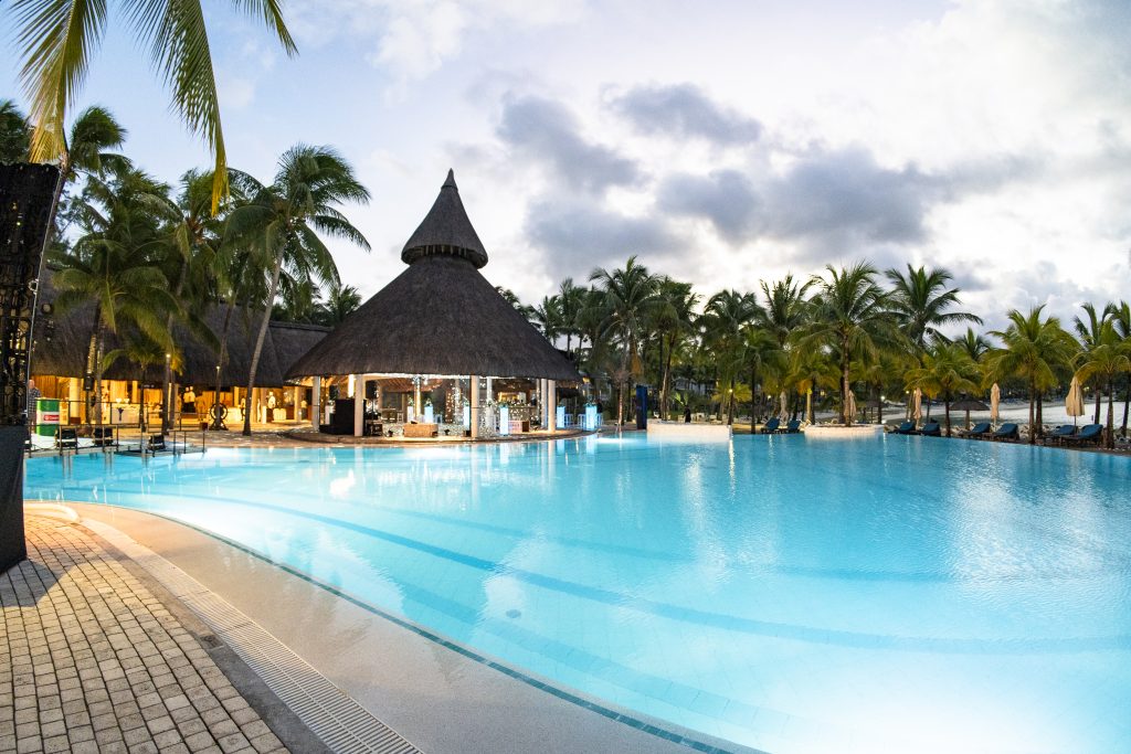 Sea-themed welcome dinner Mauritius with elegant coastal décor and serpentine tables

Sea-themed welcome dinner Mauritius designed by Impact Production Group at Shandrani Beachcomber

Luxury sea-themed welcome dinner Mauritius featuring blue lighting and marine-inspired tablescape