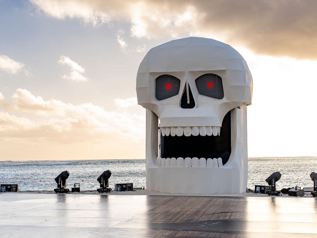 ipg-outdoor-beach-event-skull-stage-design-daylight-mauritius.jpg